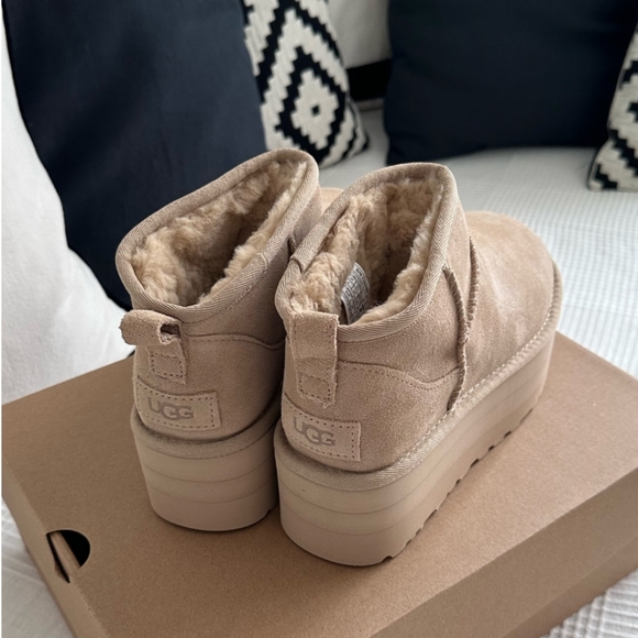 Ugg CLASSIC ULTRA MINI PLATFORM Size 7 - Picture 8 of 9